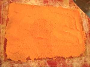 After the cake roll is cool, spread the filling all over. 